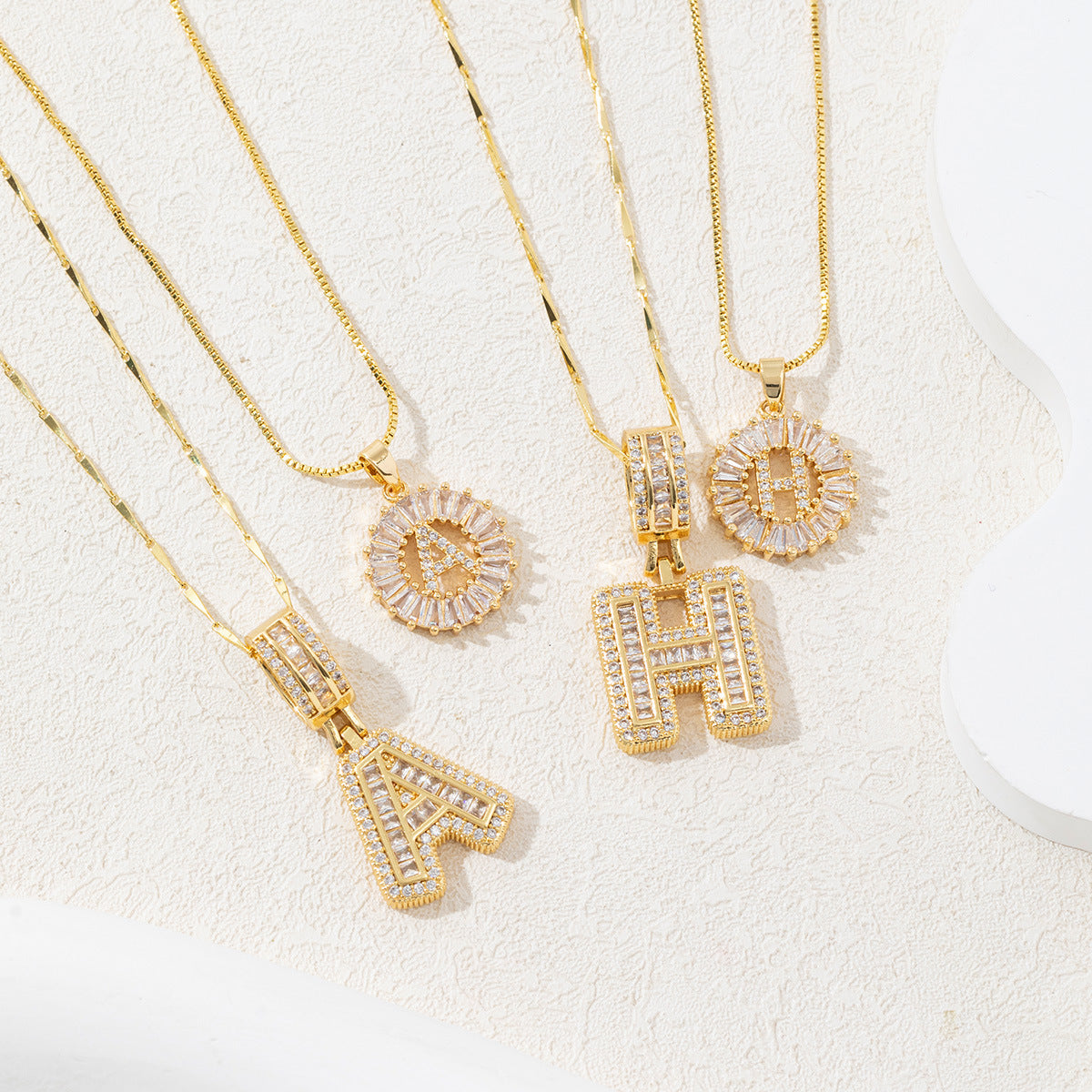 Collana con due pezzi di diamanti e iniziali in 14K