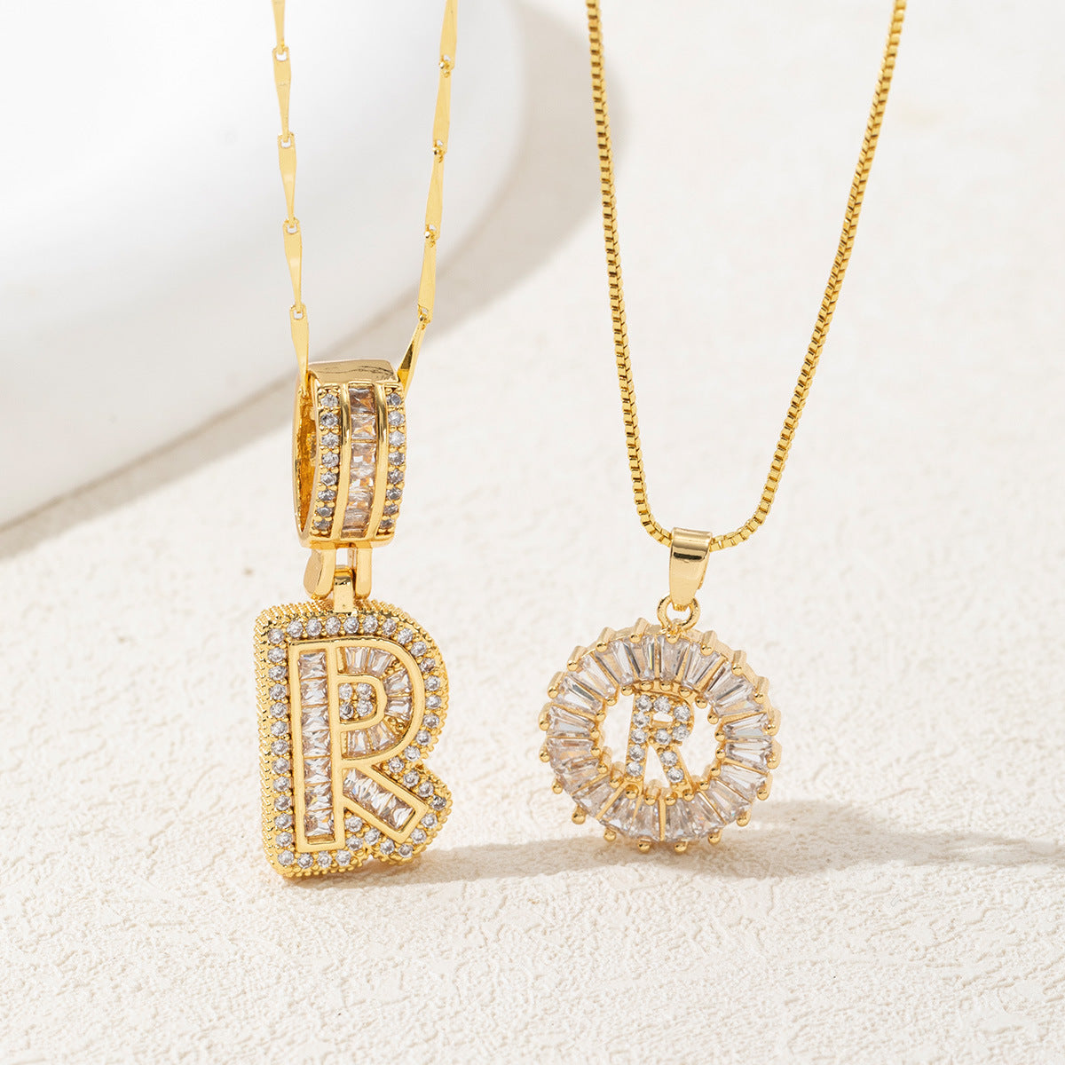 Collana con due pezzi di diamanti e iniziali in 14K